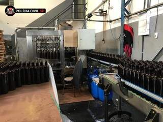 Máquina de envase, tonéis e garrafas já rotuladas foram encontrados em depósito na Vila Califórnia. (Foto: Polícia Civil de São Paulo)