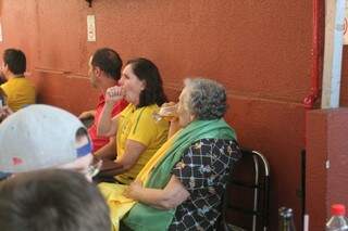 Neuza assistiu os 96 minutos de jogo abraçada na bandeira do Brasil (Foto: Saul Schramm)