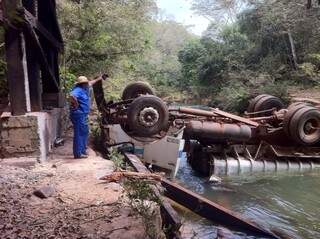 Grave acidente aconteceu depois que ponte sobre o Rio Taboco cedeu 