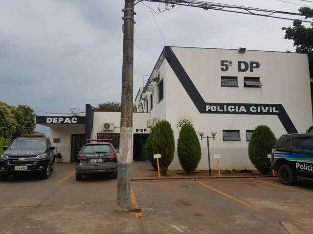 Homem &eacute; preso com drogas e arma furtada de policial em Campo Grande
