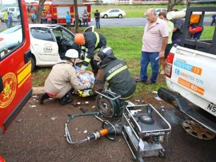  Cinco pessoas ficam feridas em acidente entre carro e caminhonete 