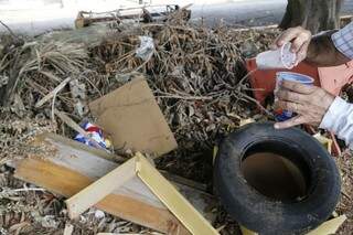 Em avenida do bairro, montes de lixo com móveis velhos e pneus ameaçam saúde da população. (Foto: Gerson Walber)