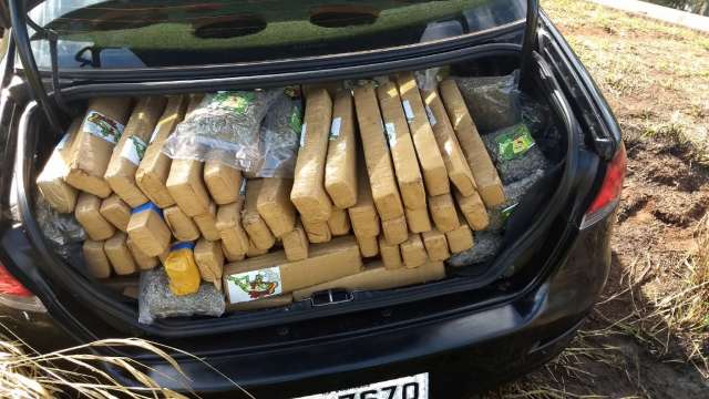 DOF encontra ve&iacute;culo abandonado com 350 quilos de maconha