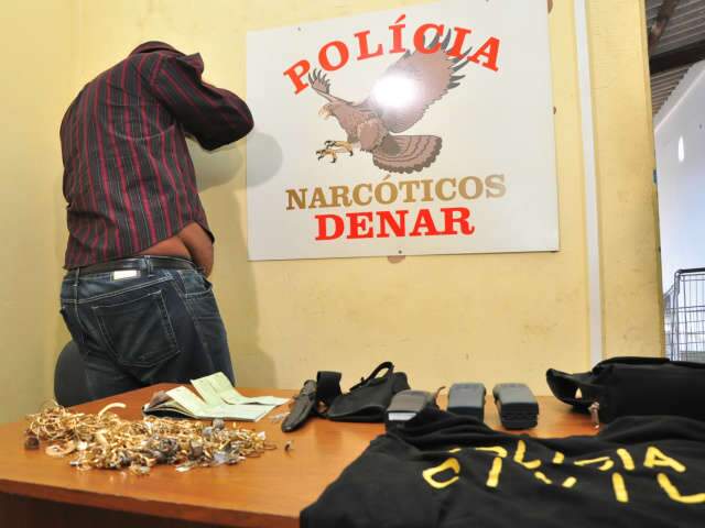  Homem &eacute; preso ap&oacute;s fingir ser policial e extorquir comerciantes e traficantes
