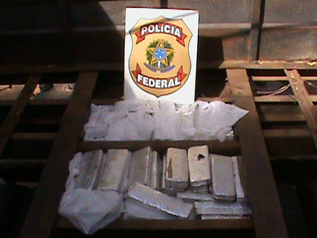  Maconha &eacute; encontrada escondida entre eixos de carreta bitrem