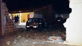 Carro parou no quintal de uma casa depois de derrubar portão. (Foto: TLNotícias/Divulgação)