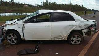 Carro ficou destruído após acidente causado por carreta (Foto: Ponta Porã Informa/arquivo pessoal)