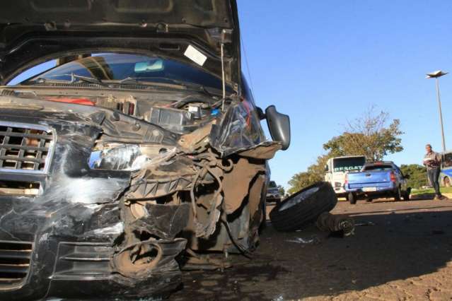 Motorista causa acidente ao trocar de faixa sem acionar a seta