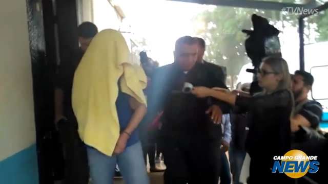 Policial que matou empres&aacute;rio no tr&acirc;nsito esconde rosto ao deixar a cadeia