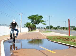 Pontos de alagamento na Via Morena atrapalham locomoção de ciclistas. (Fotos: João Garrigó)