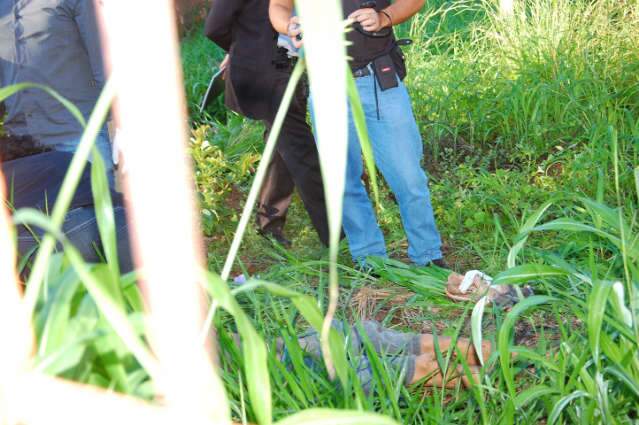  Homem &eacute; morto a tiros em terreno baldio no bairro Campo Novo 