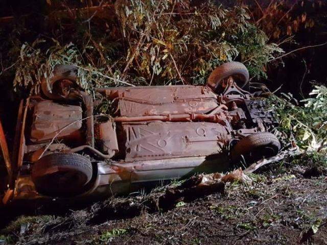 Pneu estoura, carro com 3 pessoas capota e por pouco n&atilde;o cai no rio Anhadu&iacute; 