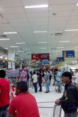 Supermercado sofre com falta de m&atilde;o de obra e leitor reclama da espera na fila