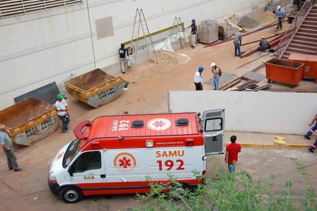  Jovem leva choque e cai de andaime em obra em shopping da Capital