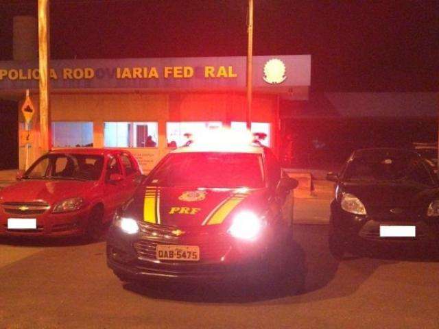 Pol&iacute;cia apreende maconha em fundos falsos de carros em abordagens na BR-463