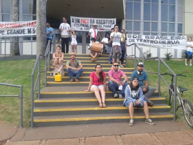 Grupo protesta em frente &agrave; Prefeitura cobrando reabertura de teatro