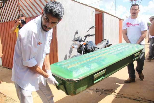 Mulher encontrada morta no sof&aacute; e ensanguentada tinha 20 anos de idade