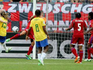 Érika finaliza de primeira e marca golaço na Copa do Mundo, disputada na Alemanha. (Foto: Getty Images)