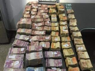 Dinheiro foi apreendido e depositado em uma conta judicial (Foto: Polícia Militar de SP)