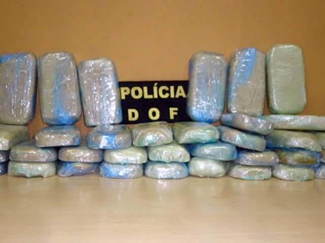 Pol&iacute;cia apreende 32 quilos de pasta base escondidos em caminh&atilde;o na BR-262