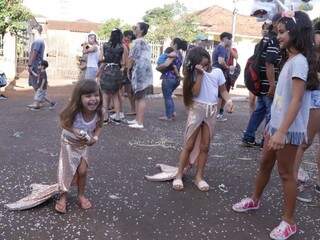 As irmãs, fantasiadas de sereia, participam do Carnaval pela primeira vez. (Foto: Kísie Ainoã)