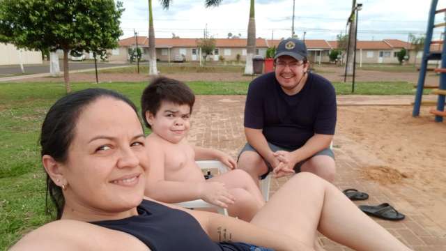 Na mesa, fam&iacute;lia vibra com Matheus que comeu sozinho pela 1&ordf; vez aos 6 anos