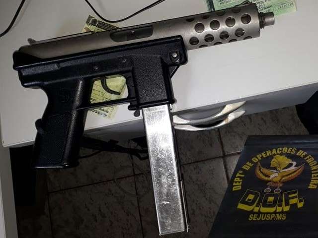 Pol&iacute;cia prende dois homens com submetralhadora e muni&ccedil;&otilde;es