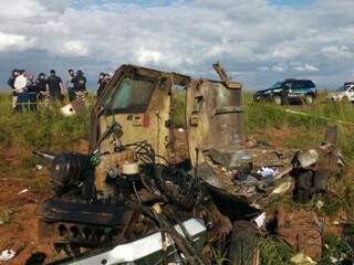 Restos do carro-forte destruído por explosivos, ontem em Amambai (Foto: Marciel Arruda/TV RIT)