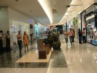 Consumidores em corredor do Shopping Campo Grande (Foto: Arquivo/ Campo Grande News)