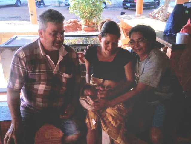 Depois de visitar marido na pris&atilde;o, mulher d&aacute; &agrave; luz em banheiro de bar