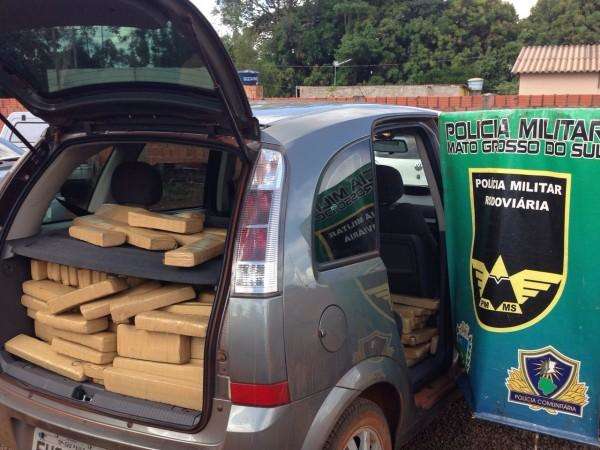 Dupla &eacute; presa com 370 kg de maconha; r&aacute;dio era usado para transporte da droga