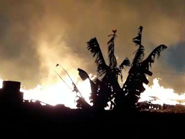 Vizinho flagra inc&ecirc;ndio em dep&oacute;sito de res&iacute;duos: &quot;Nossa, de novo?&quot;