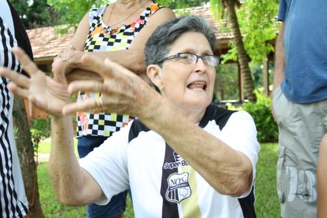 Torcedora ilustre d&aacute; aula de incentivo em apresenta&ccedil;&atilde;o de jogadores
