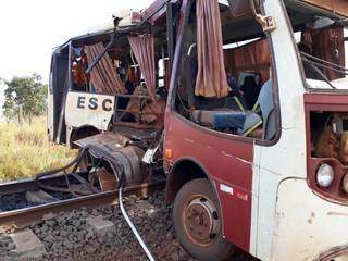 ônibus escolar foi &quot;atropelado&quot; pelo trem e ficou destruído (Foto: Divulgação Prefeitura) 