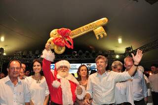 Papai Noel recebe as chaves de Dourados das mãos do prefeito Murilo Zauith(PSB). (Foto (A. Frota)