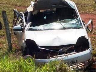 Carro que professora conduzia ficou destruído (Foto: Buriti News)