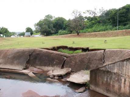 Após chuvas, gabião do Córrego Sóter não resiste e desmorona