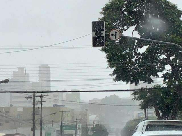 Chuva volta acompanhada de rajadas de ventos de at&eacute; 60 km por hora