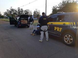 Equipe da PRF durante abordagem que resultou na prisão de duas pessoas e apreensão de um veículo carregado de droga (Foto: Divulgação/PRF)