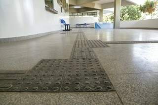 Piso tátil nos corredores é para atender pessoas com deficiência visual (Foto: Kisie Ainoã)