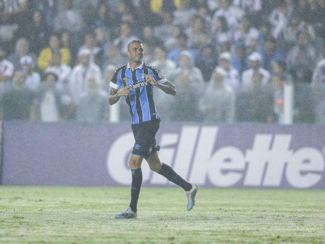 Gr&ecirc;mio domina a partida e atropela o Santos com 3 a 0 no placar 