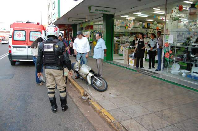  Motociclista vai parar na cal&ccedil;ada ap&oacute;s colis&atilde;o com Saveiro