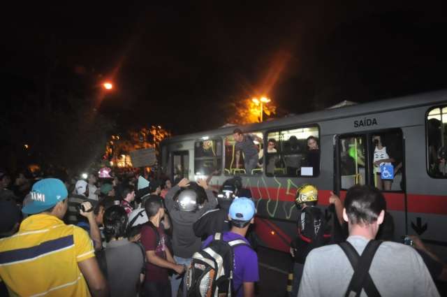 Manifestantes impedem passagem de &ocirc;nibus e brigam na Avenida Afonso Pena