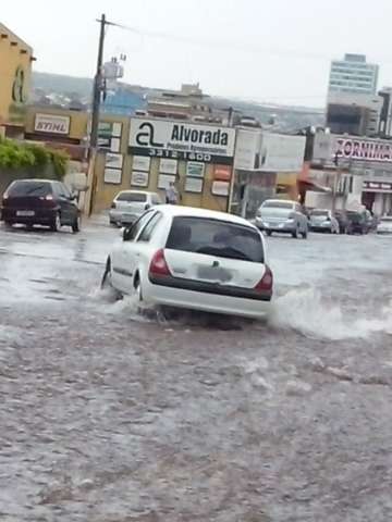 Leitor registrou carro sendo arrastado pela enxurrada na 14 de Julho