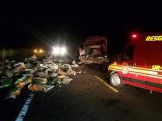 Idoso fica preso entre ferragens depois de bater na traseira de caminh&atilde;o