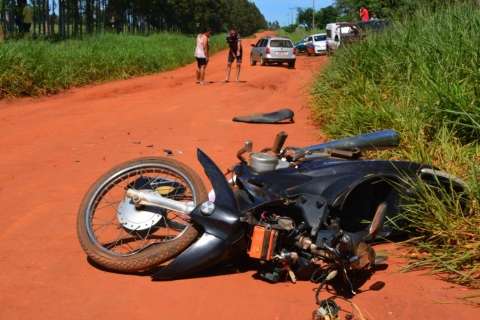 Sem capacete, adolescente de 14 anos perde controle de moto e morre