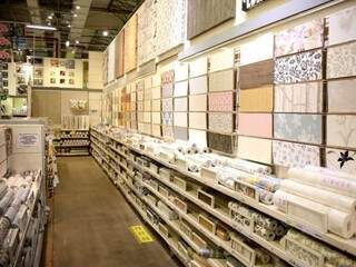 No setor de decoração, você compra o papel de parede e ainda aprende a instalar por conta própria durante curso gratuito.