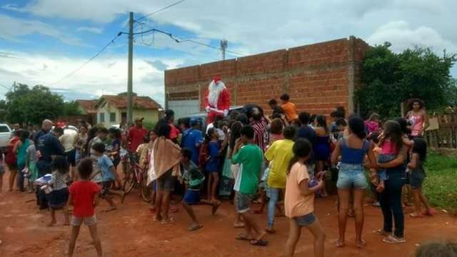 Com brinquedo novo e afeto, Natal ser&aacute; mais alegre para crian&ccedil;as do Noroeste