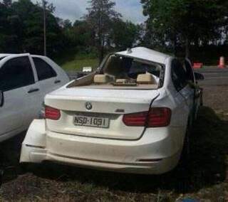 Carro da vítima ficou parcialmente destruído após colisão e capotagem (Foto: Divulgação)