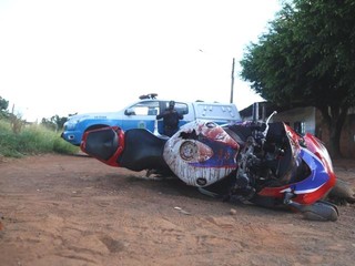 Motocicleta que a vítima conduzia foi encontrada suja de sangue . (Foto: Fernando Antunes) 